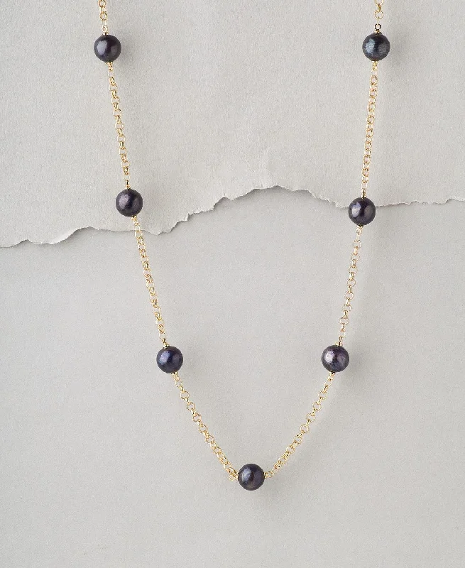 Graceful Round Pearl with Metal Chain Necklace